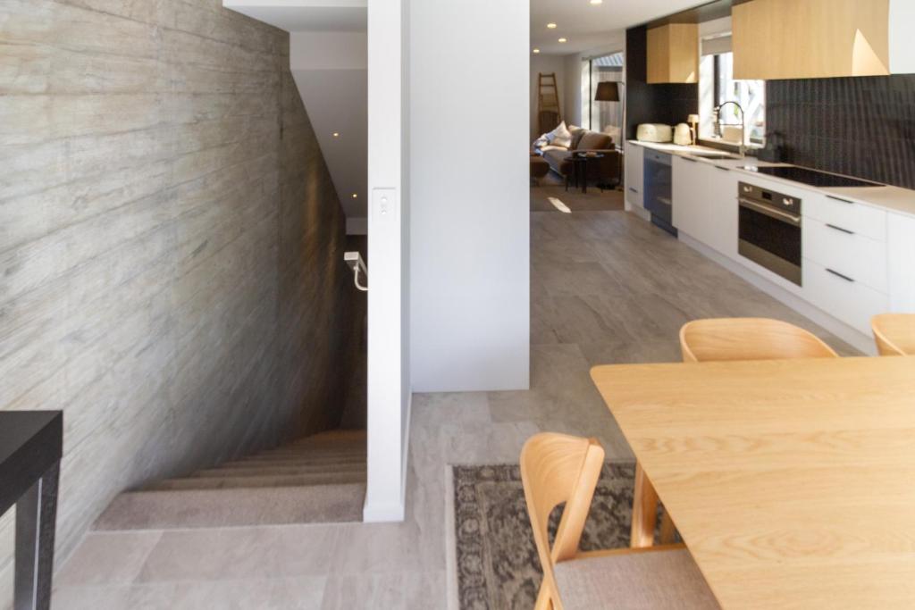 Executive Accommodation 3 Bed, 3 bath plus Garage - Resim 25