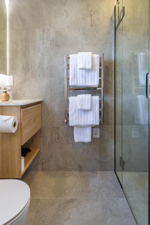 Executive Accommodation 3 Bed, 3 bath plus Garage - Resim 28