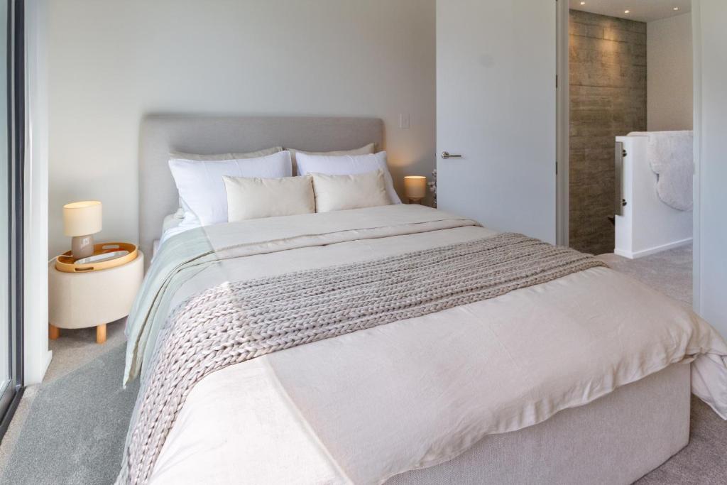 Executive Accommodation 3 Bed, 3 bath plus Garage - Resim 37