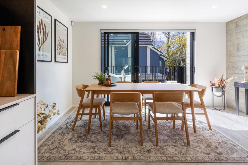 Executive Accommodation 3 Bed, 3 bath plus Garage - Resim 44