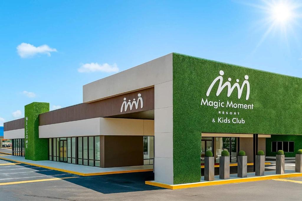 un gran edificio con una pared verde en Magic Moment Resort & Kids Club, Dazzler Select by Wyndham, en Kissimmee