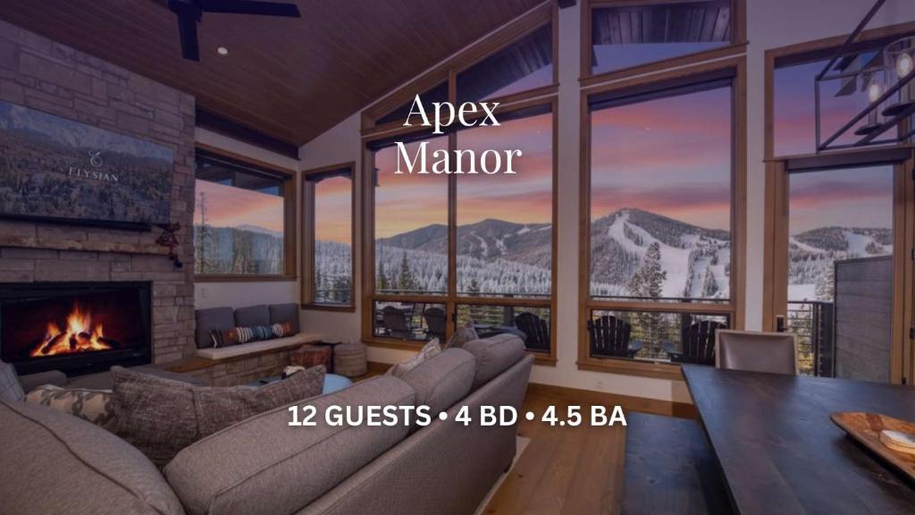 ウィンターパークにあるApex Manorの山の景色を望むリビングルーム(暖炉付)