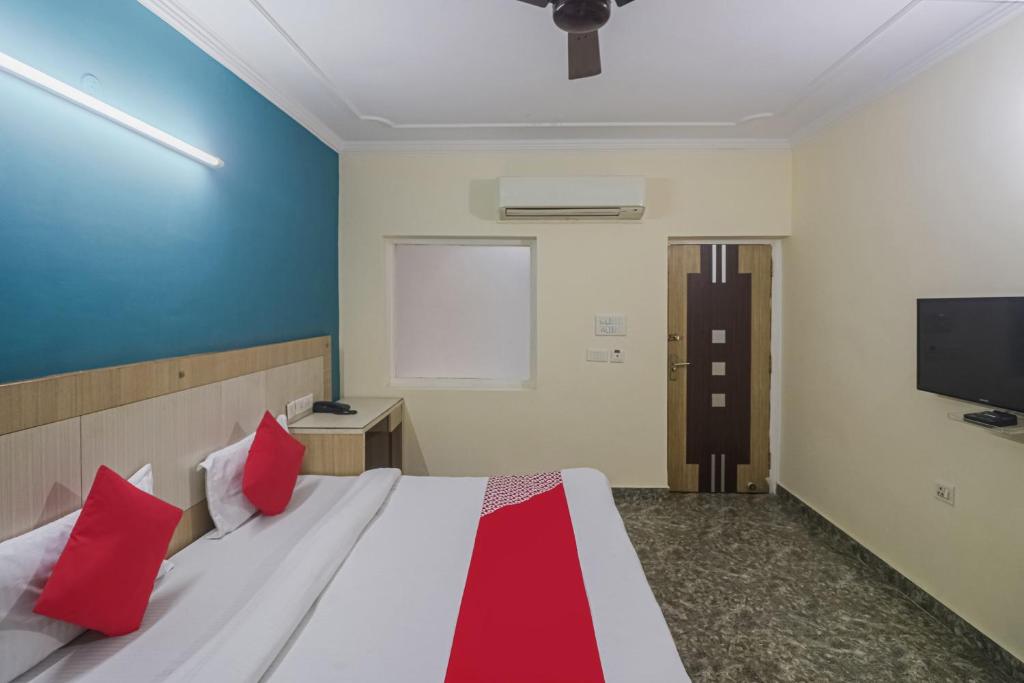 Una televisión o centro de entretenimiento en Capital O Crown Inn Near Appu Ghar