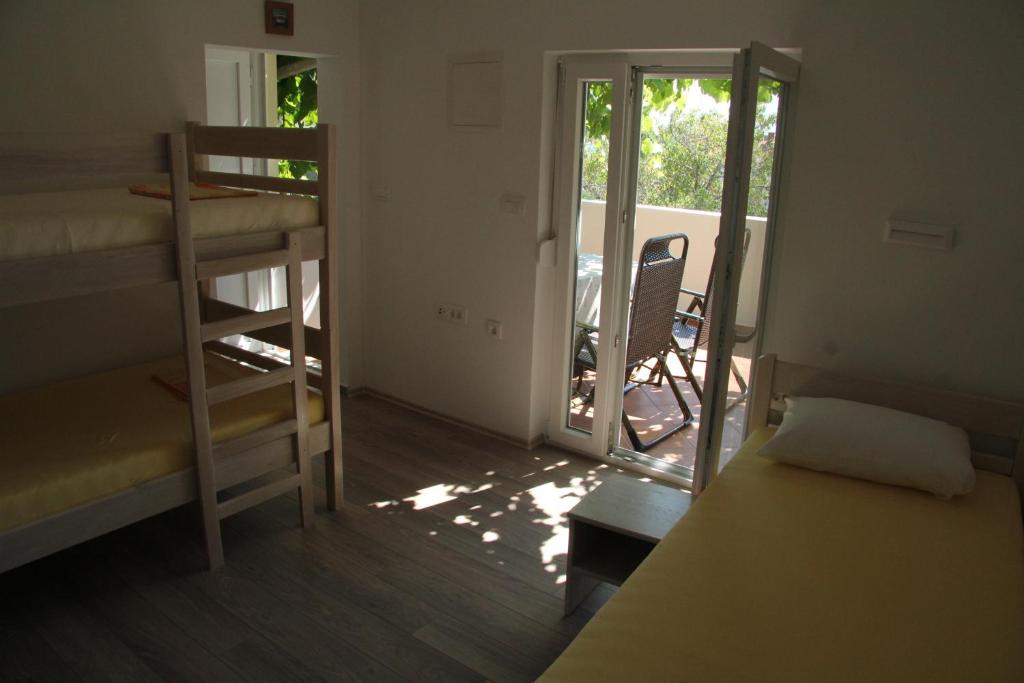 Postel nebo postele na pokoji v ubytování Novalja Inn 2