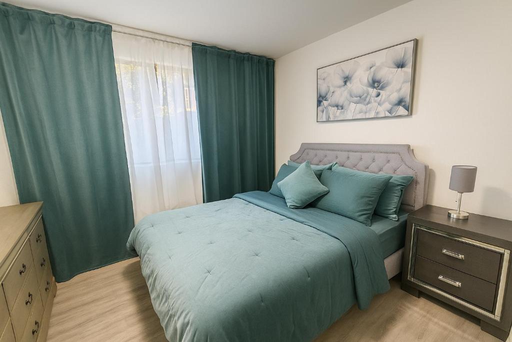 フェデラルウェイにあるGuest apartments The Comfy Nestの青いシーツのベッドと窓のある寝室