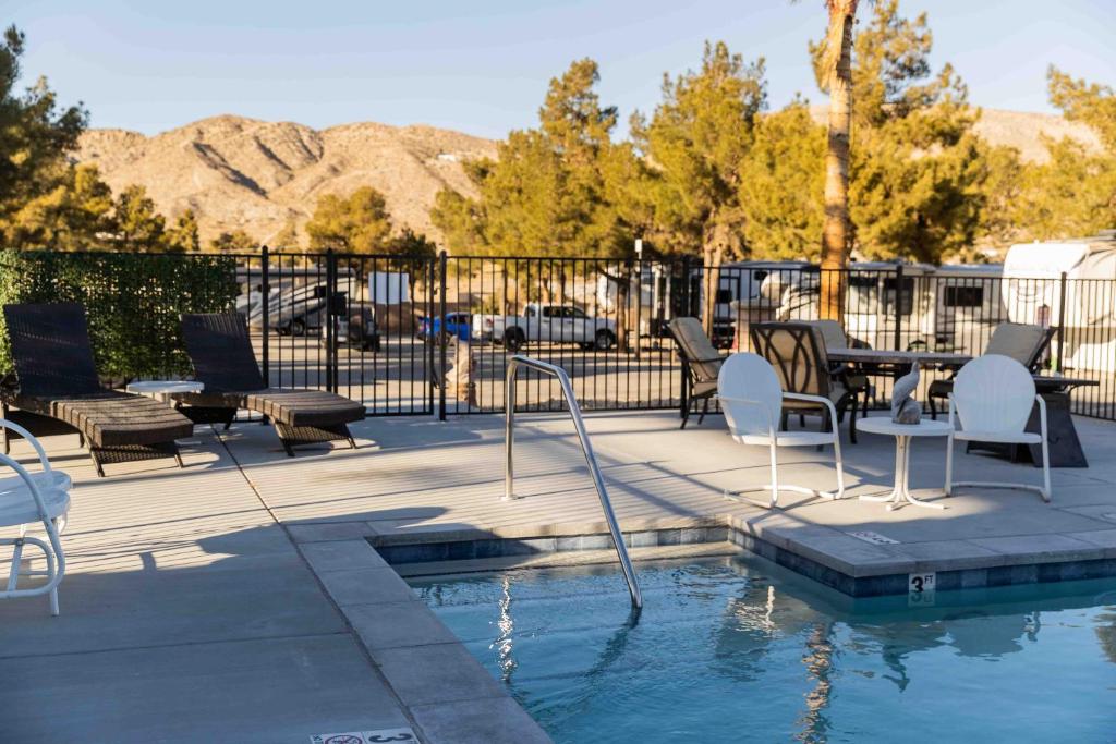 Photo de la galerie de l'établissement Shasta Trailer- Vintage Charm, Modern Comfort Pool, à Yucca Valley