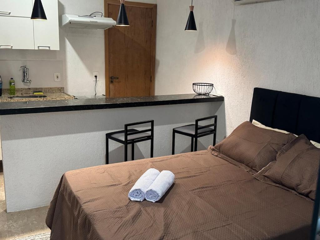 une chambre avec un lit avec deux serviettes dessus dans l'établissement Apartamento aconchegante na Praia de Piratininga em Niterói, à Niterói