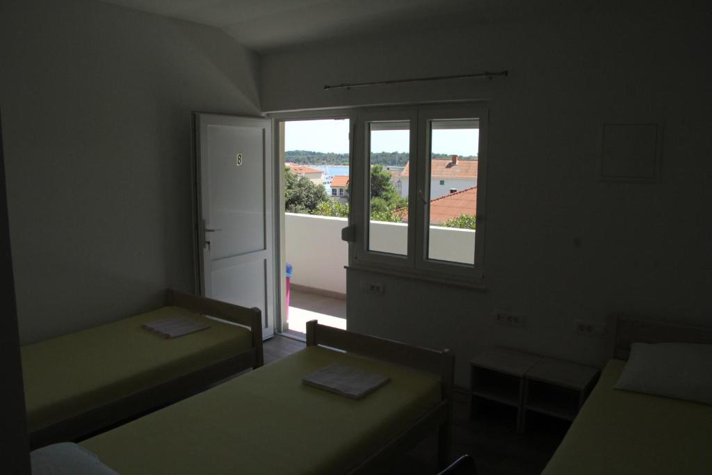 Postel nebo postele na pokoji v ubytování Novalja Inn 2