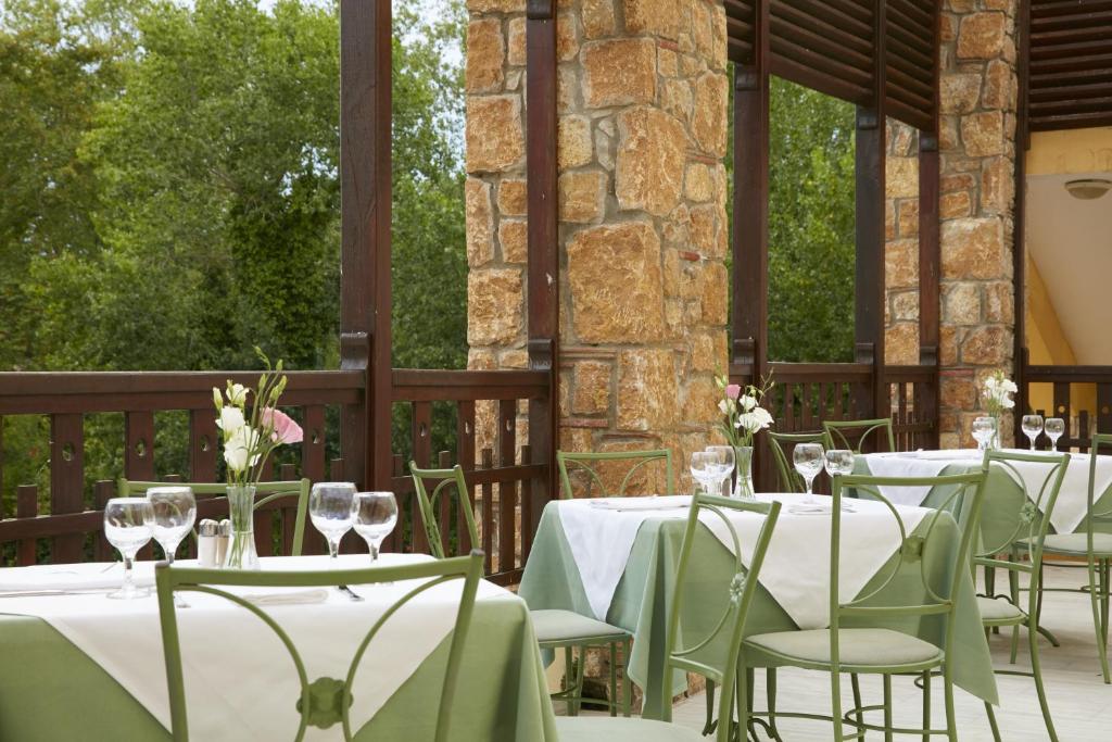 Um restaurante ou outro lugar para comer em Simantro Resort