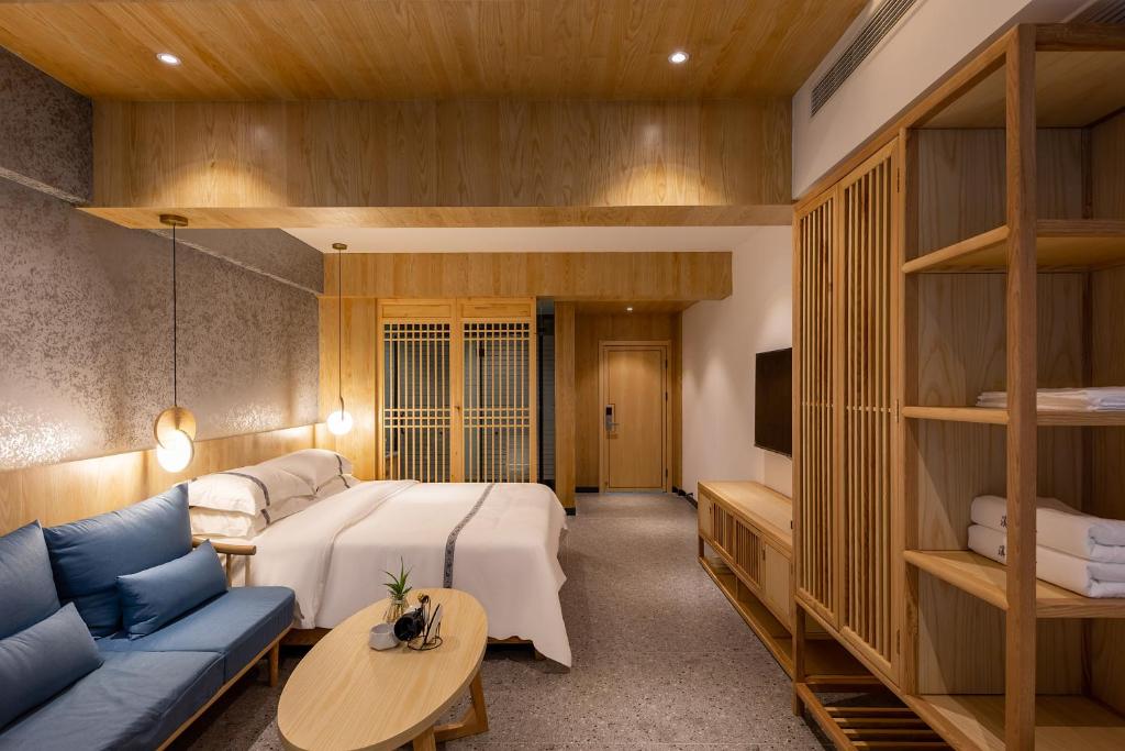 Giường trong phòng chung tại 张家界溪涧良舍度假民宿武陵源森林公园店