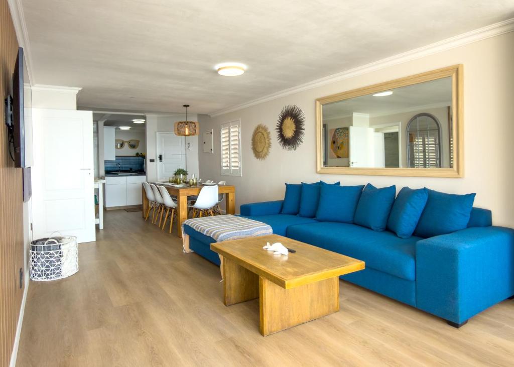 Posezení v ubytování Seaside Apartment in Salt Rock with Dolphin Views