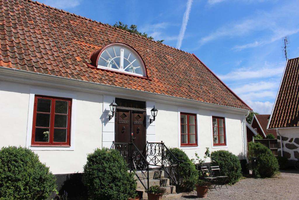 Casa blanca con techo rojo en Svanebäcks gård en Viken