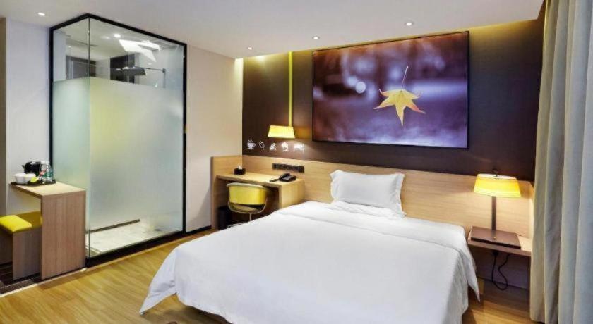 Giường trong phòng chung tại IU Hotel·Tianjin Binhai New District Yanghuo Market