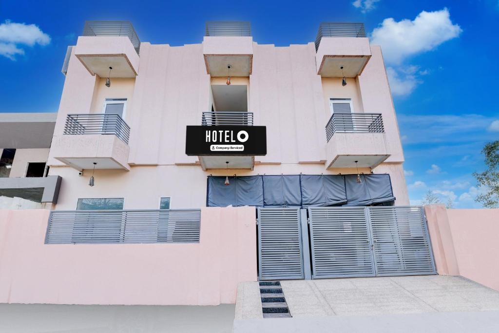 Un edificio blanco con un cartel de Nikko. en Super Hotel O Neopolis Mall Ludhiana Formerly Silver Sky, en Ludhiana