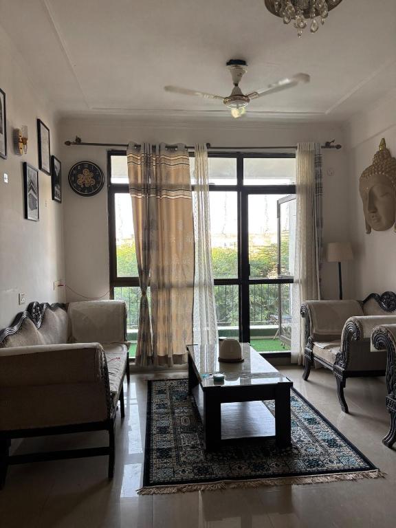 Χώρος καθιστικού στο Himalayan Locals Luxe Apartment