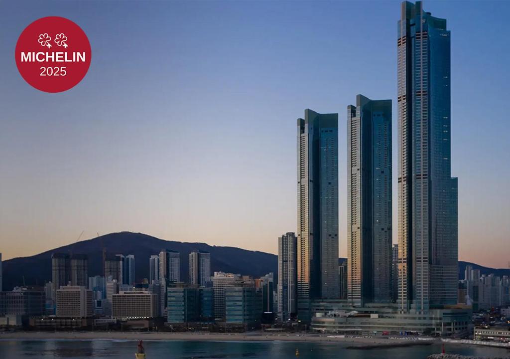 un grupo de edificios altos en una ciudad en Signiel Busan, en Busan