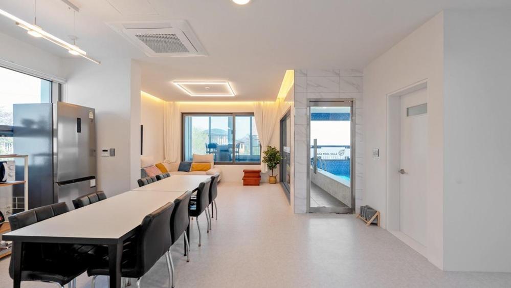 a conference room with a long table and chairs at The Blue 101 Pool Villa in Hajŏng-ni