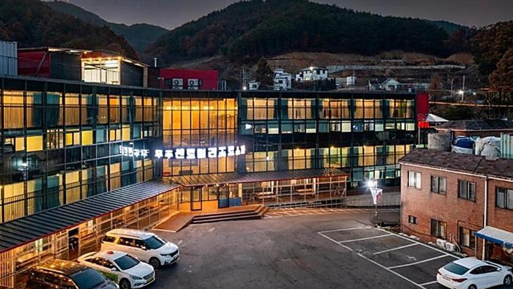 Nespecifikovaný výhled na hory nebo výhled na hory při pohledu z prázdninového domu