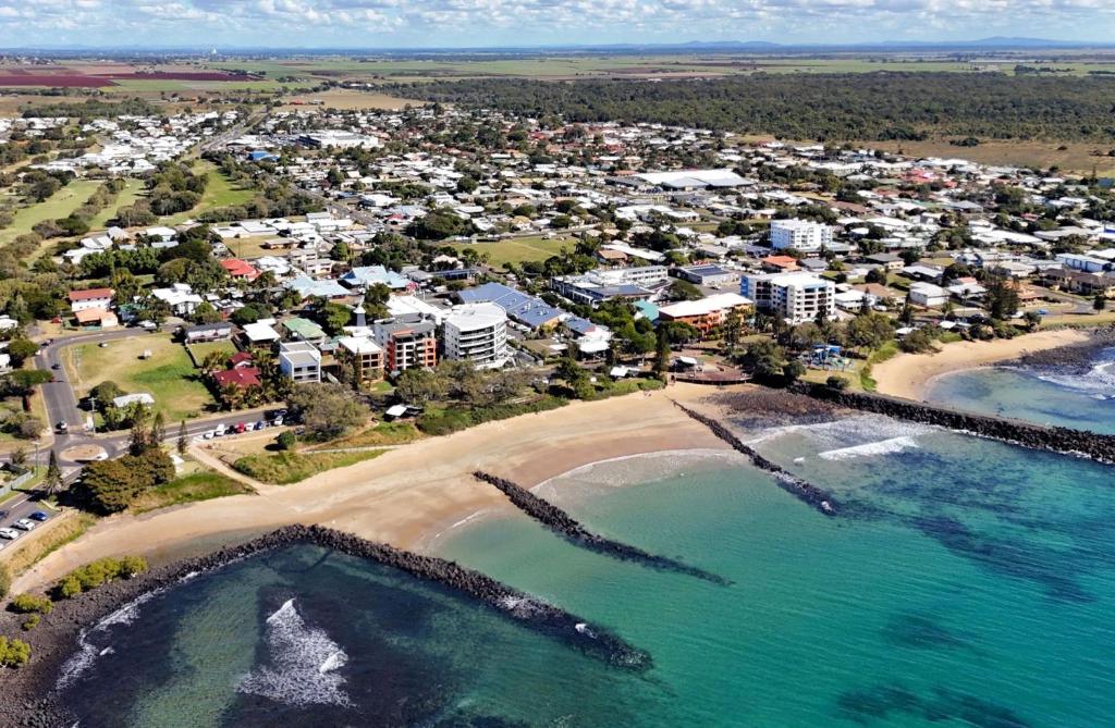Una vista aérea de una playa con edificios y el océano. en 55 See Street Bargara, en Bargara