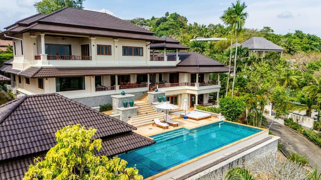 une vue aérienne d'une maison avec piscine dans l'établissement Luxurious Phuket Escape - Lakewood Hills, à Layan Beach