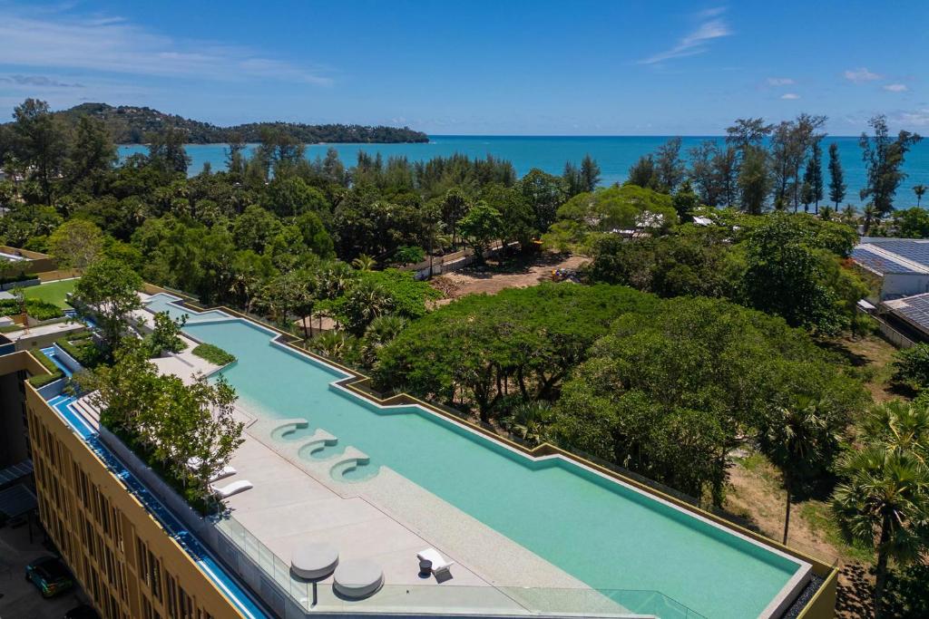 邦涛海滩Laguna beachside residences by My home Phuket的享有度假村游泳池的空中景致