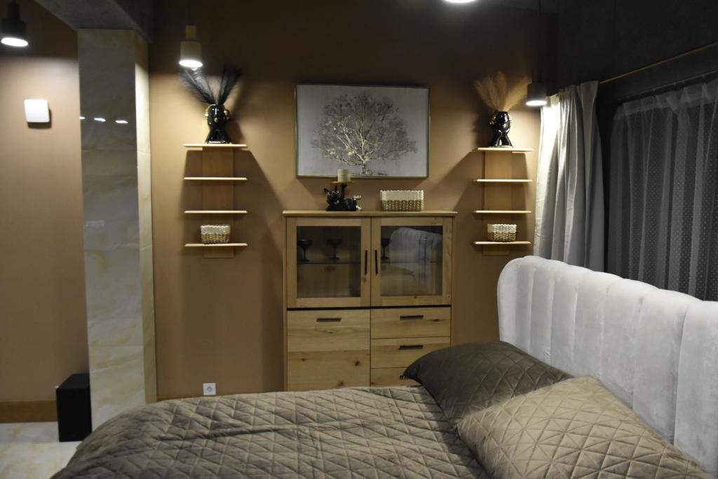 Un dormitorio con una cama y una cómoda. en Vinetas Apartments Nr3 The One, en Cēsis