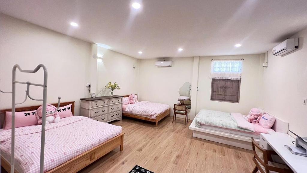 Ấp Bình HưngにあるNấp house 3 - pool villaのベッドルーム1室(ベッド2台、デスク、シンク付)