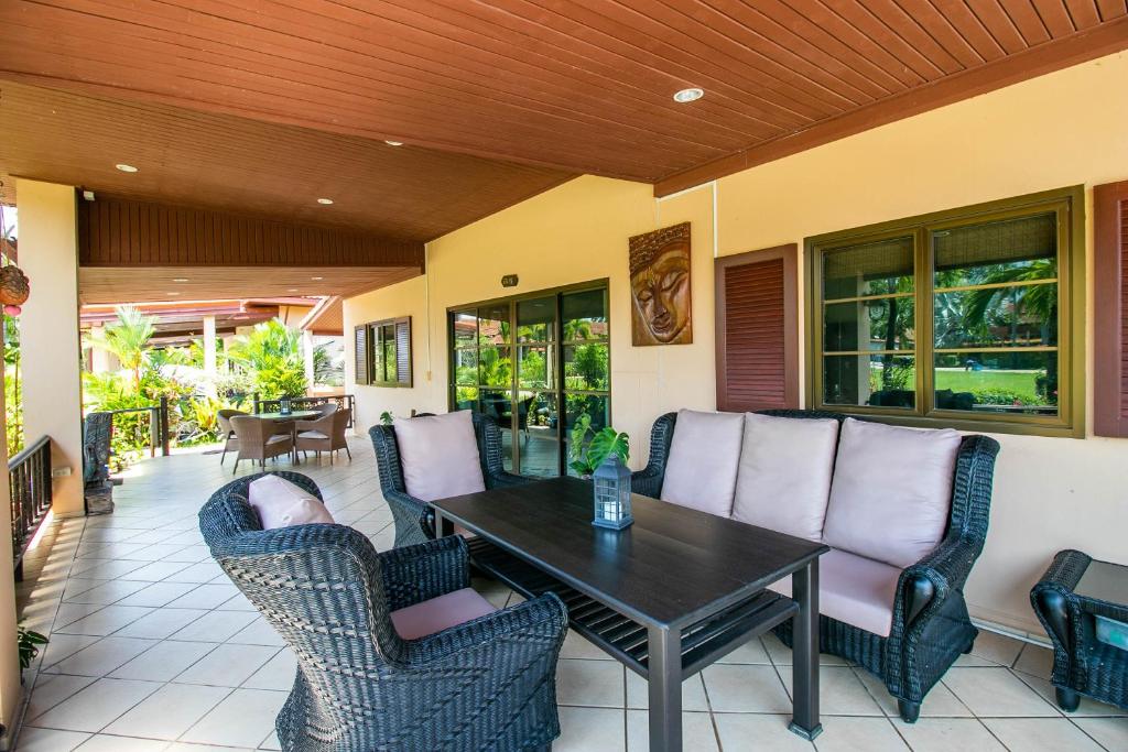 Posezení v ubytování SeaBreeze Residence Mae Phim