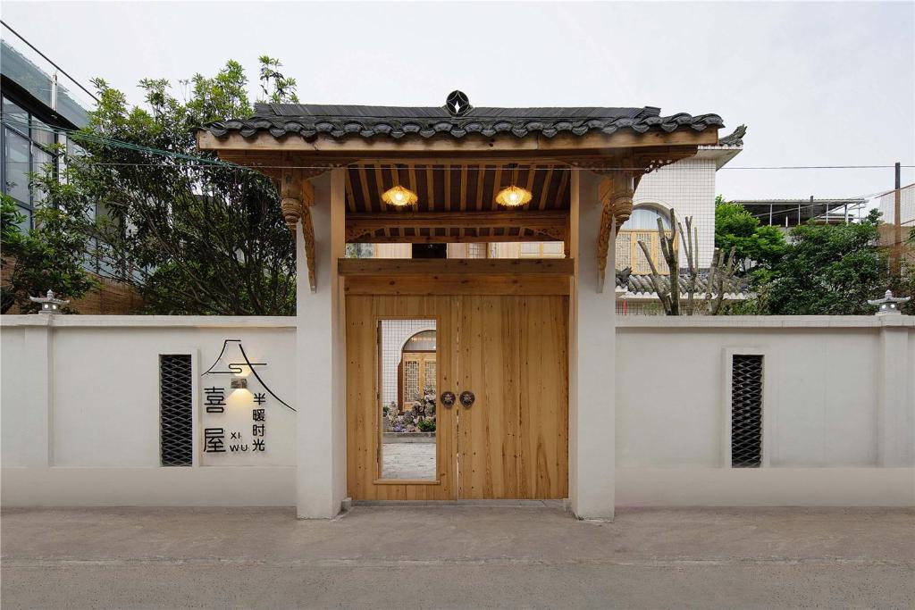 uma entrada em madeira para um edifício com uma porta de madeira em Xiwoo Designer Villa with Exclusive Courtyard & Hot Spring em Taiping