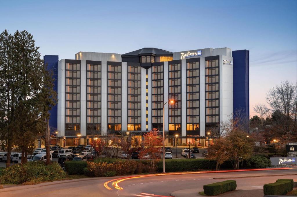 リッチモンドにあるRadisson Blu Vancouver Airport Hotel & Marinaのホテルの建物