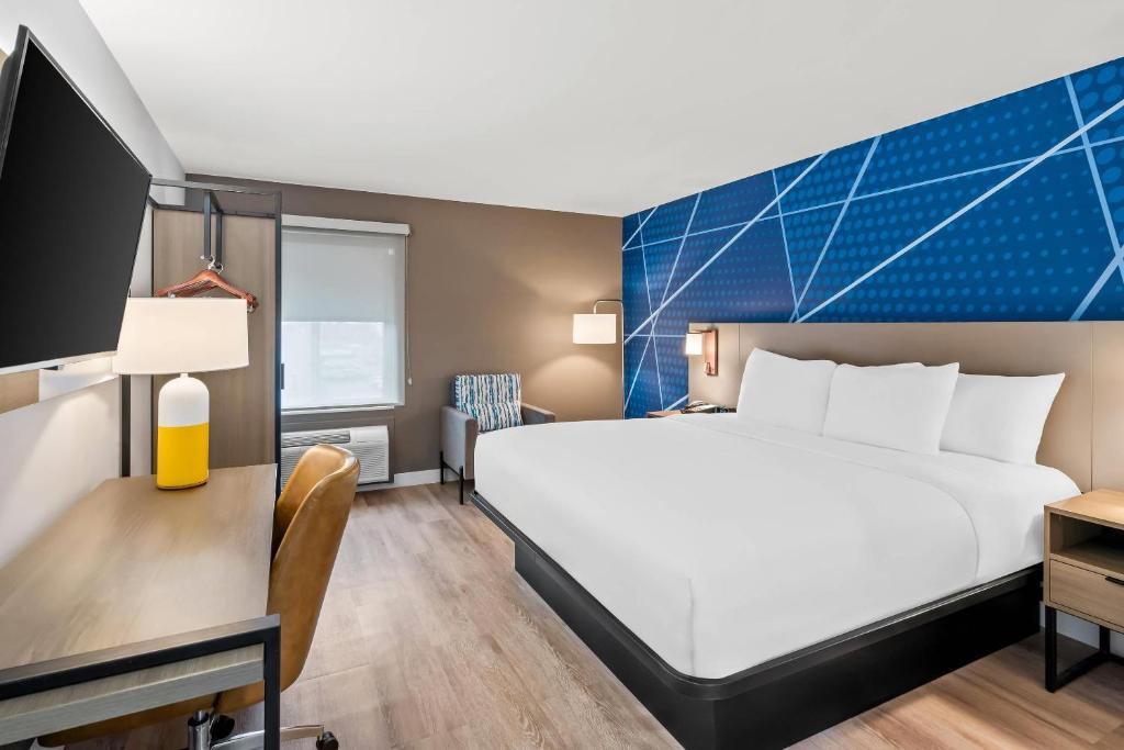 ソルトレイクシティにあるComfort Inn & Suites Salt Lake City I-80 I-15 Downtownのベッドとテレビがあるホテルの部屋