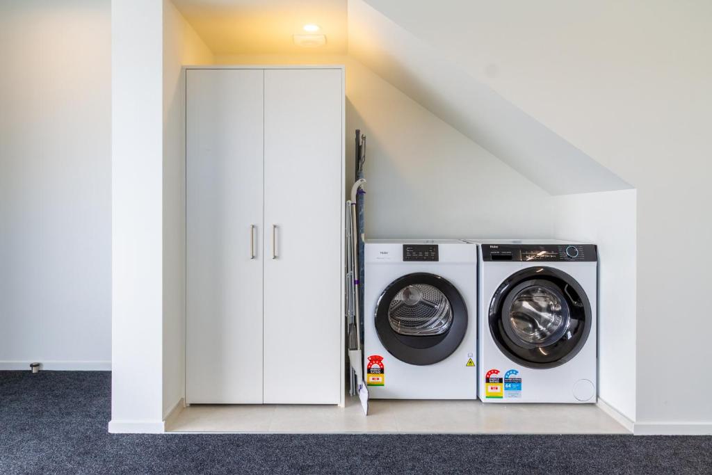 Spacious 3-Bedroom City Retreat with Garage - Resim 13