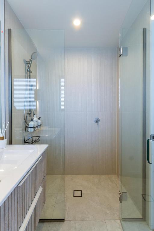 Spacious 3-Bedroom City Retreat with Garage - Resim 14