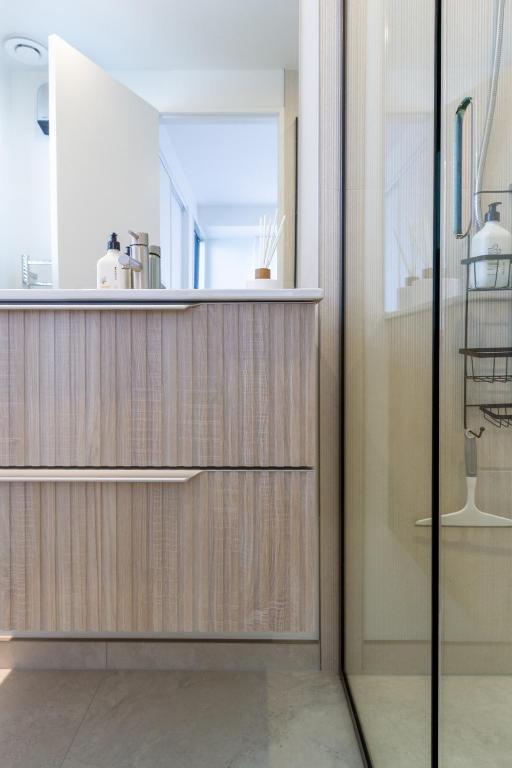 Spacious 3-Bedroom City Retreat with Garage - Resim 7