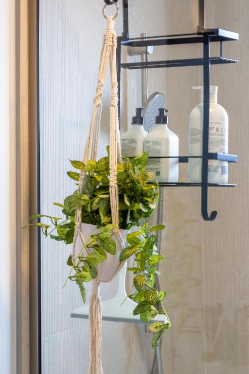 Spacious 3-Bedroom City Retreat with Garage - Resim 18