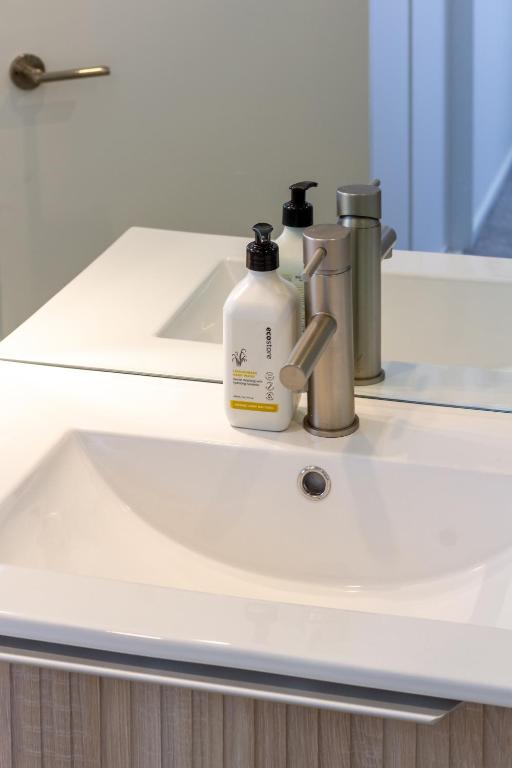 Spacious 3-Bedroom City Retreat with Garage - Resim 21