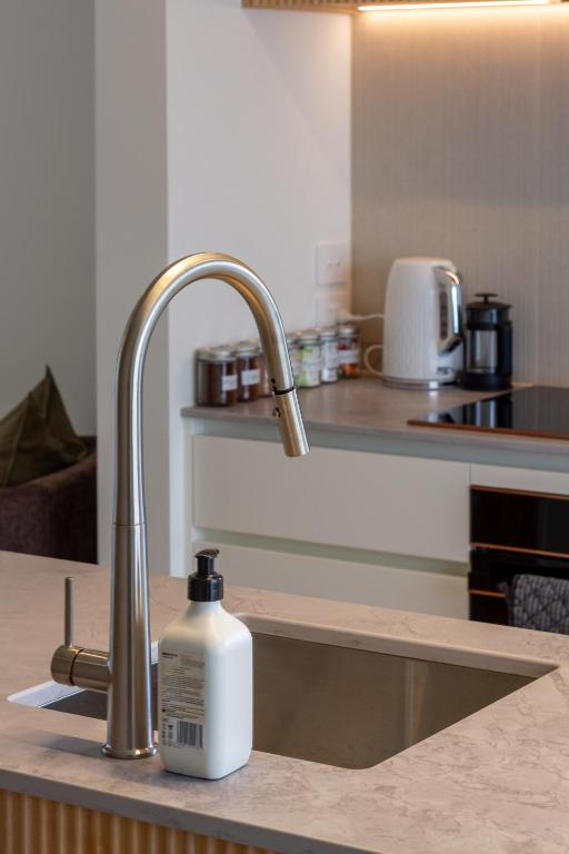 Spacious 3-Bedroom City Retreat with Garage - Resim 2