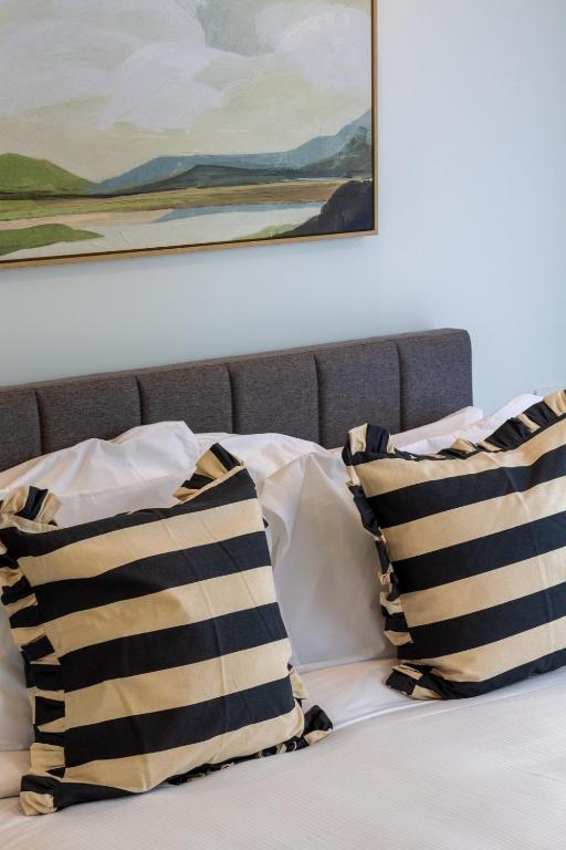 Spacious 3-Bedroom City Retreat with Garage - Resim 22