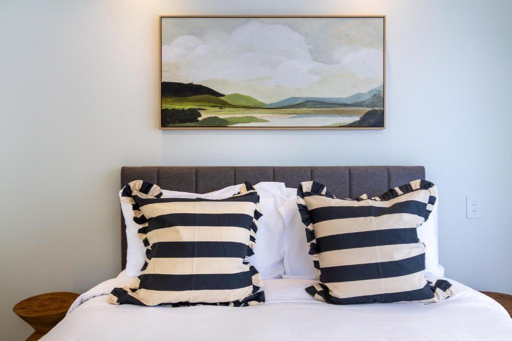 Spacious 3-Bedroom City Retreat with Garage - Resim 17