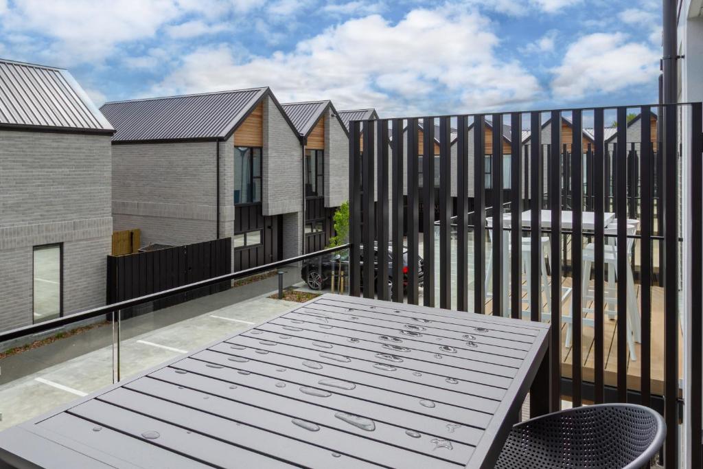 Spacious 3-Bedroom City Retreat with Garage - Resim 24