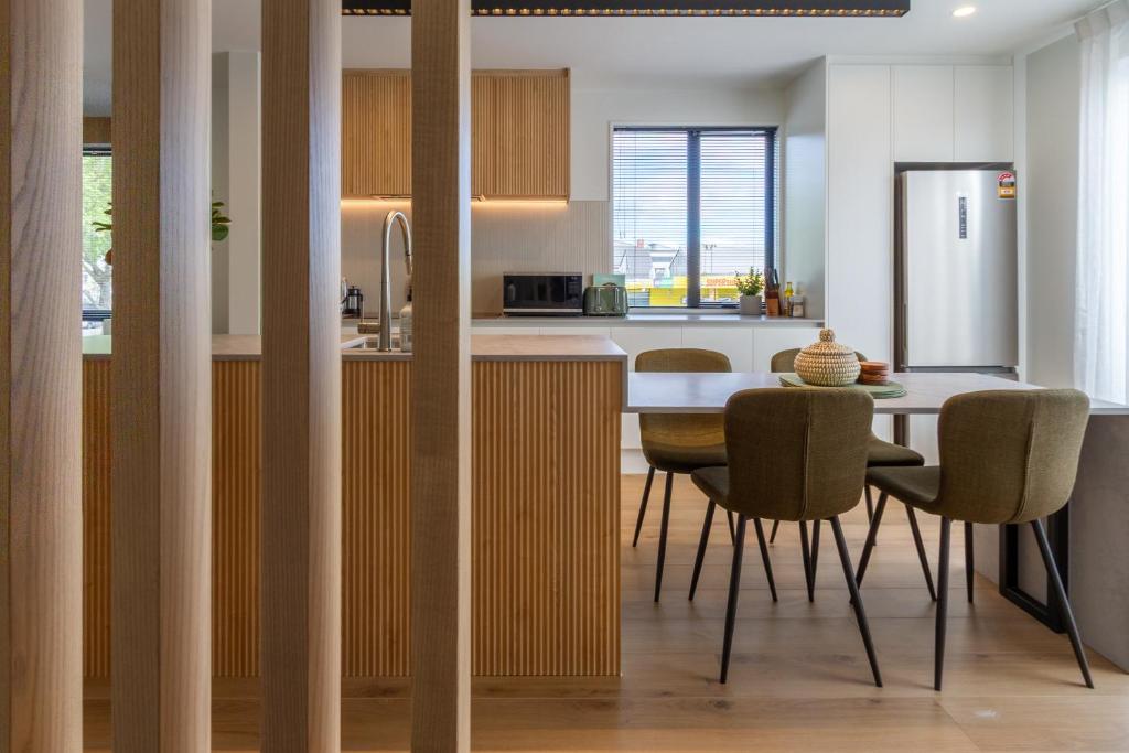 Spacious 3-Bedroom City Retreat with Garage - Resim 26