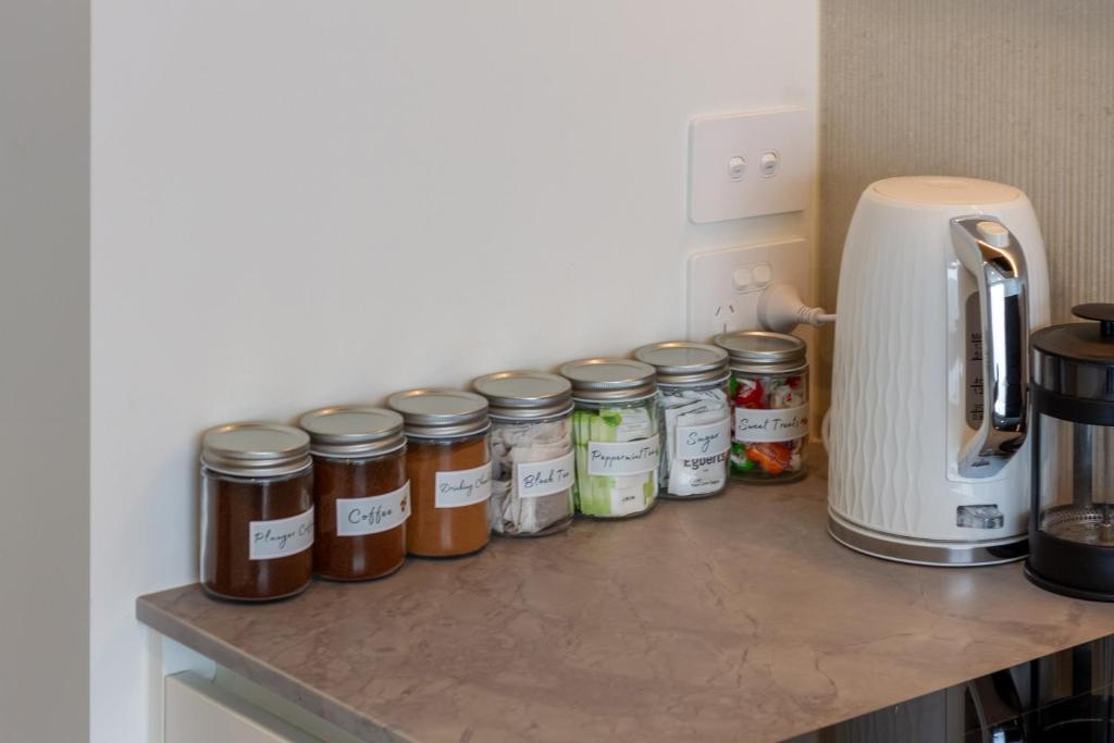 Spacious 3-Bedroom City Retreat with Garage - Resim 29