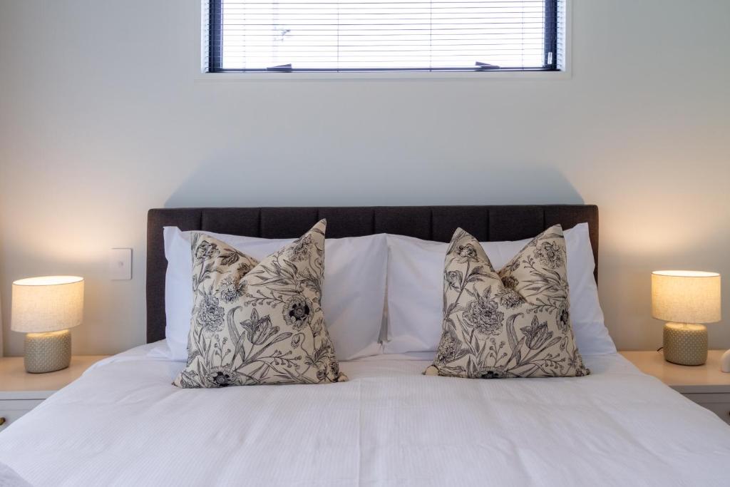 Spacious 3-Bedroom City Retreat with Garage - Resim 31