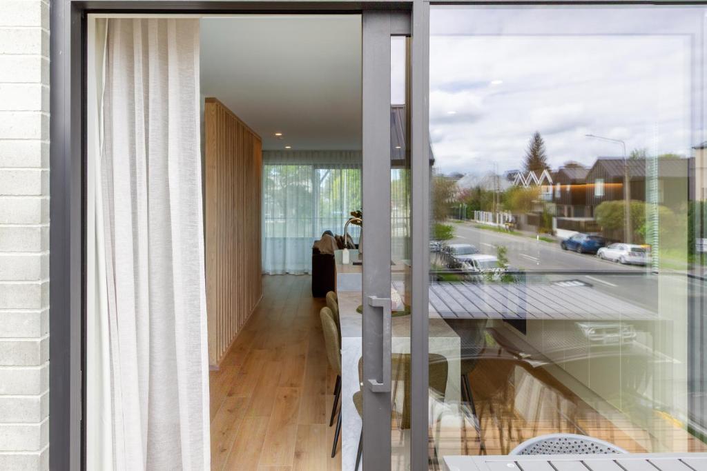 Spacious 3-Bedroom City Retreat with Garage - Resim 33