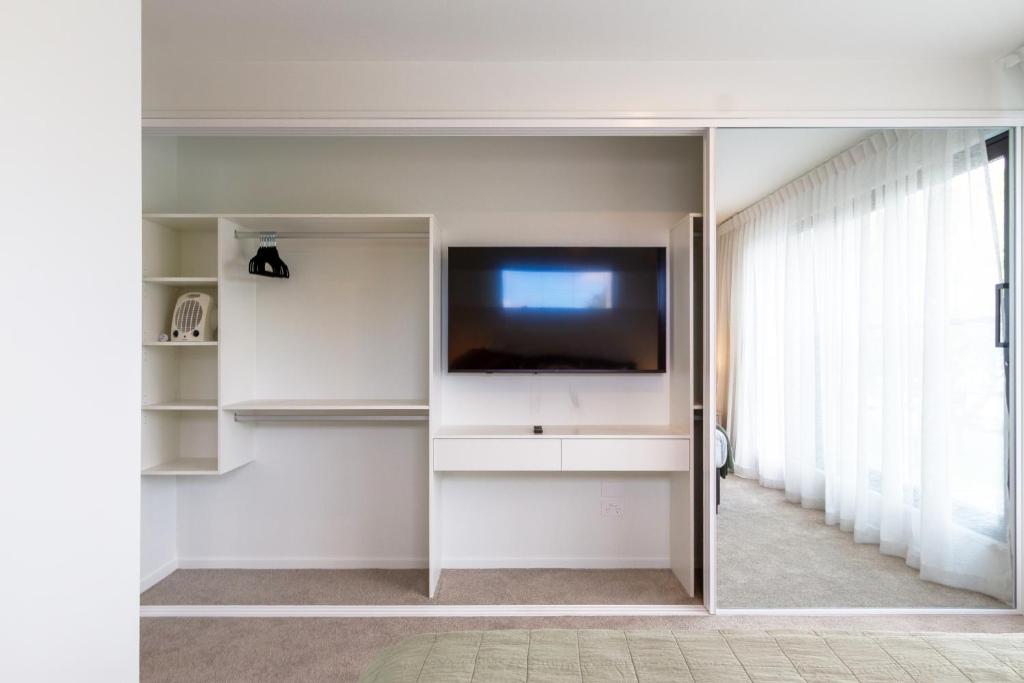 Spacious 3-Bedroom City Retreat with Garage - Resim 35