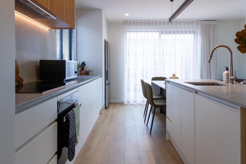 Spacious 3-Bedroom City Retreat with Garage - Resim 37