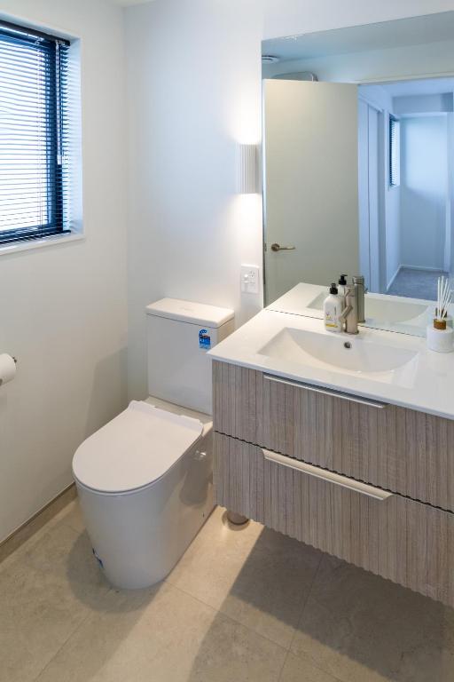 Spacious 3-Bedroom City Retreat with Garage - Resim 41