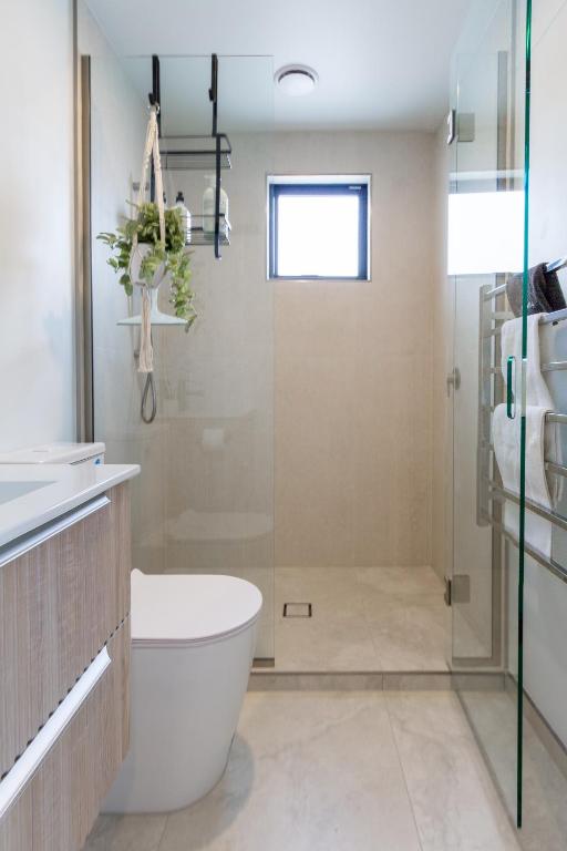 Spacious 3-Bedroom City Retreat with Garage - Resim 42