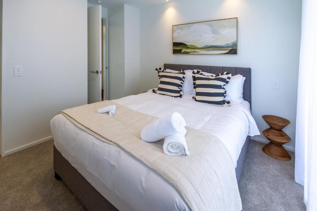 Spacious 3-Bedroom City Retreat with Garage - Resim 9