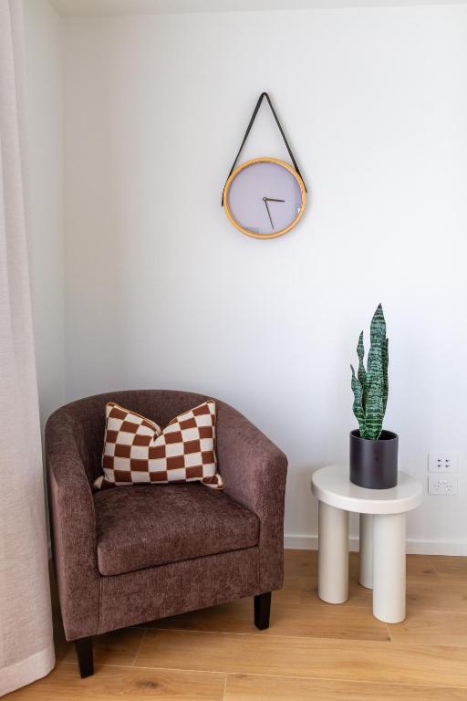 Spacious 3-Bedroom City Retreat with Garage - Resim 44